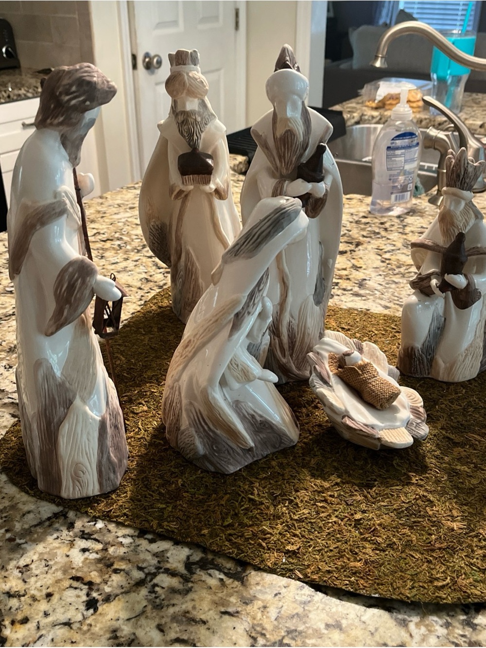 Rustic White and Brown Ceramic Nativity Figurine - Unbranded 6 pieces plus mat